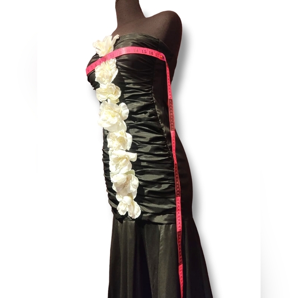 Long black Ruched evening Dress. Adorned With White Roses. Size 8 - Picture 5 of 8